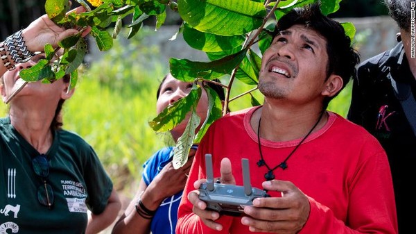 Awapy Uru Eu Wau Wau tumbuh jauh di dalam hutan hujan Amazon. Pria berusia 28 tahun itu berasal dari suku beranggotakan 250 orang yang disebut Uru-Eu-Wau-Wau. Ia kini bisa mengoperasikan drone.