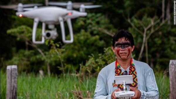Ismael Menezes Brandao dari kelompok hak adat Comissao Pro-Indio (CPI) mengambil bagian dalam pelatihan drone di Porto Velho, Rondonia, Brasil, pada Desember 2019. Proyek WWF-Kaninde telah menyumbangkan 19 drone kepada 18 organisasi yang terlibat dalam perlindungan hutan di Amazon.