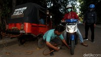 Pria asal Tegal, Jawa Tengah ini memiliki cara unik untuk mencari nafkah di Ibu Kota, yakni dengan merombak bajaj oranye menjadi tempat tambal ban.