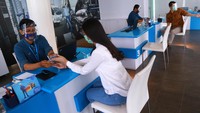 Tak hanya bertegur sapa denga pelanggan, CEO Asuransi Astra ini juga tak lupa menyapa dan mengobrol singkat dengan para frontliner yang setia memberikan layanan terbaik kepada pelanggan.