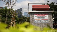 Tugu yang dibangun itu berbentuk sebuah peti mati dilengkapi papan informasi berisi peringatan, imbauan, dan data kasus COVID-19. 