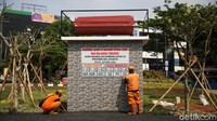 Tugu peti mati COVID-19 telah berdiri di Taman Tongtek, Jatinegara, Jakarta Timur, Jumat (4/9/2020). 
