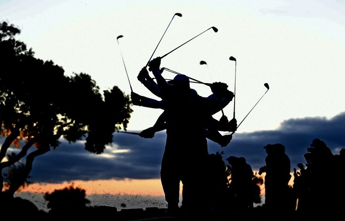 Turnamen Golf Spanyol SOTOGRANDE, SPAIN - SEPTEMBER 03: Competitors putt out on the third green during the first round of the Estrella Damm N.A. Andalucia Masters at Real Club Valderrama on September 03, 2020 in Sotogrande, Spain. (Photo by Octavio Passos/Getty Images)
