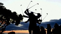 Seorang kompetitor melakukan pemanasan di driving range menjelang putaran pertama Estrella Damm NA Andalucia Masters di Real Club Valderrama di Sotogrande, Spanyol, Rabu (3/8/2020). Getty Images/Octavio Passos  