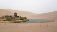 Pemandangan umum Danau Bulan Sabit dari udara di gurun Gobi, Dunhuang, China.  