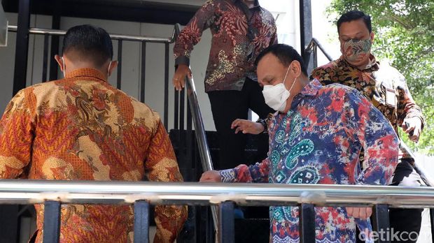 Ketua KPK Firli Bahuri selesai menjalani sidang etik oleh Dewas KPK terkait helikopter mewah, Jumat (4/9). Ia kemudian keluar gedung melalui pintu belakang gedung ACLC.