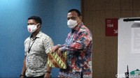 Ketua KPK Firli Bahuri meninggalkan gedung C1 KPK Jl Rasuna Said, Jakarta (Gedung KPK lama) melalui pintu belakang, Jumat (4/9/2020).