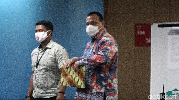 Usai Sidang Etik, Firli Tinggalkan Gedung Lewat Pintu Belakang Ketua KPK Firli Bahuri selesai menjalani sidang etik oleh Dewas KPK terkait helikopter mewah, Jumat (4/9). Ia kemudian keluar gedung melalui pintu belakang gedung ACLC.