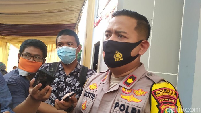 Wakapolres Tangsel Kompol St. Luckyto Andry Wicaksono di kantor KPU Tangsel (Luqman Arun/detikcom)