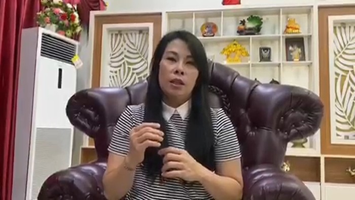 Wali Kota Singkawang, Kalimantan Barat, Tjhai Chui Mie, menyampaian ke publik tentang kondisnya usai dinyatakan positif Corona bersama keluarga. Melalui video, Ia mengimbau warganya agar tidak egois dan disiplin menjalankan protokol kesehatan.