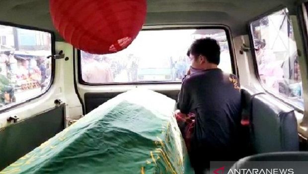 Warga Parung, Bogor dihukum masuk ambulans berisi keranda mayat (Dok. Antara)