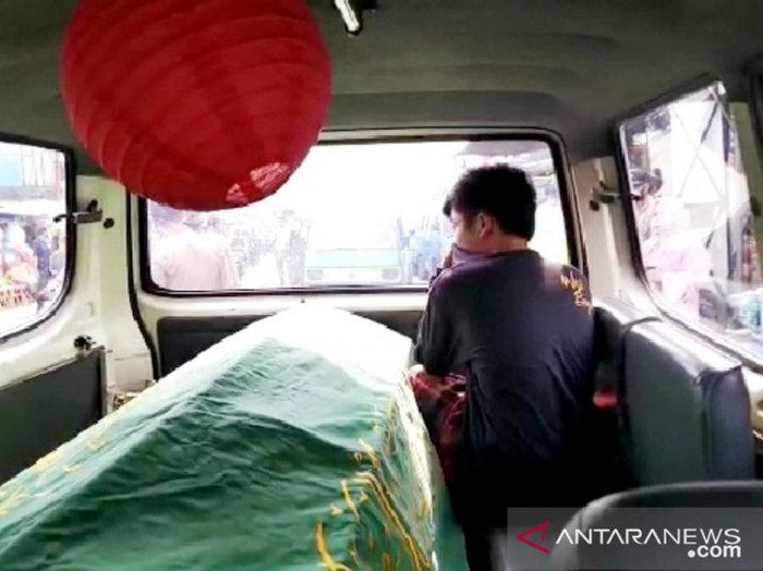 Warga Parung, Bogor dihukum masuk ambulans berisi keranda mayat (Dok. Antara)