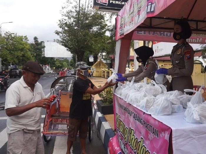 Pandemi COVID-19 berdampak besar pada masyarakat, terutama pekerja harian. Banyak warga yang kesulitan untuk mencukupi kebutuhan sehari-hari.