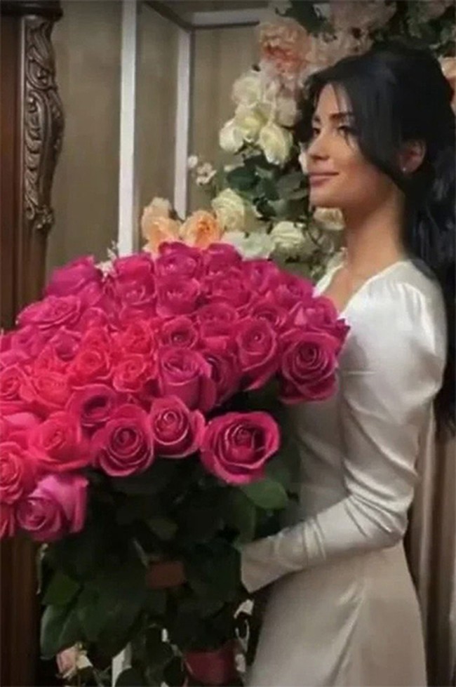 Zaurbek yang seharusnya mewakili Rusia di Olimpiade 2020 namun tertunda karena Corona, langsung mengamuk saat mengetahui video panas Madina yang viral itu. Dia juga baru mengetahui tuduhan yang menyebut Madina selingkuhan miliuner. Pegulat 24 tahun itu dikabarkan langsung menarik rambut Madina. Dia mengonfirmasi pada Madina kebenaran dari video dan tudingan pelakor tersebut dengan sambil marah-marah. Foto: Instagram