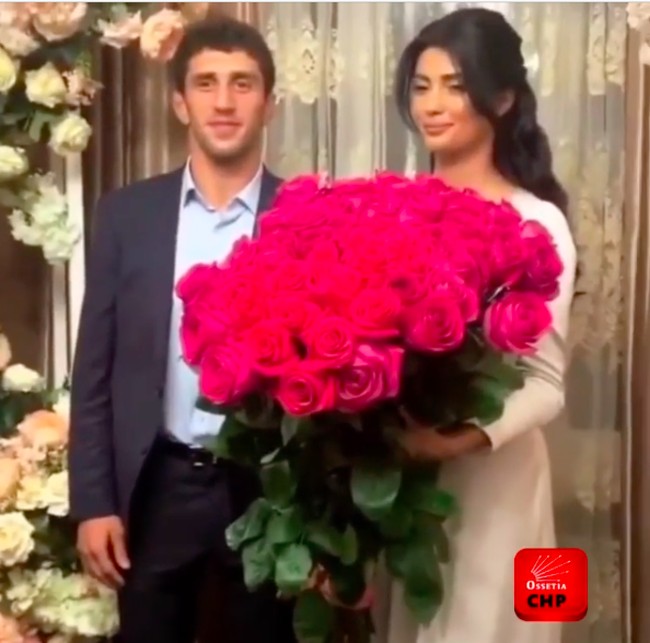 Saat hari kedua pesta pernikahan digelar, 500 undangan hadir. Dan iba-tiba saja para tamu menerima pesan video di ponsel mereka. Video yang dikirimkan ke para tamu itu rupanya berupa rekaman Madina bergaya hanya memakai bra dan underwear sambil memamerkan bokong dan menjulurkan lidahnya. Ada juga gaya Madina lainnya berpose panas dalam balutan busana tersebut. Tak sampai di situ saja, para tamu juga menerima pesan yang menyebutkan bahwa Madina merupakan pelakor alias selingkuhan dari seorang miliuner. Foto: Instagram