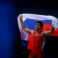 Menurut sumber, seperti dikutip dari The Sun, sebenarnya video panas Madina itu merupakan rekaman tiga tahun lalu. Pada tiga tahun lalu dia juga pernah jatuh cinta dengan pria beristri, miliuner Rusia berusia 60-an. Sumber lainnya menyebutkan, istri sang miliuner lah yang menyebarkan video panas Madina di hari pernikahannya dengan Zaurbek Sidakov. Sang istri miliuner ingin balas dendam karena Madina sudah menghancurkan pernikahannya. Foto: Getty Images