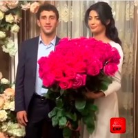 Saat hari kedua pesta pernikahan digelar, 500 undangan hadir. Dan iba-tiba saja para tamu menerima pesan video di ponsel mereka. Video yang dikirimkan ke para tamu itu rupanya berupa rekaman Madina bergaya hanya memakai bra dan underwear sambil memamerkan bokong dan menjulurkan lidahnya. Ada juga gaya Madina lainnya berpose panas dalam balutan busana tersebut. Tak sampai di situ saja, para tamu juga menerima pesan yang menyebutkan bahwa Madina merupakan pelakor alias selingkuhan dari seorang miliuner. Foto: Instagram