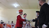 Paslon Kalatiku Paembonan dan Etha Rimba P. Tandi Payung, melakukan pendaftaran ke kantor KPU Toraja Utara sekaligus menjadi Paslon calon Bupati dan Wakil Bupati Toraja Utara yang pertama mendaftarkan ke KPU. Foto: dok. KPUD Toraja Utara