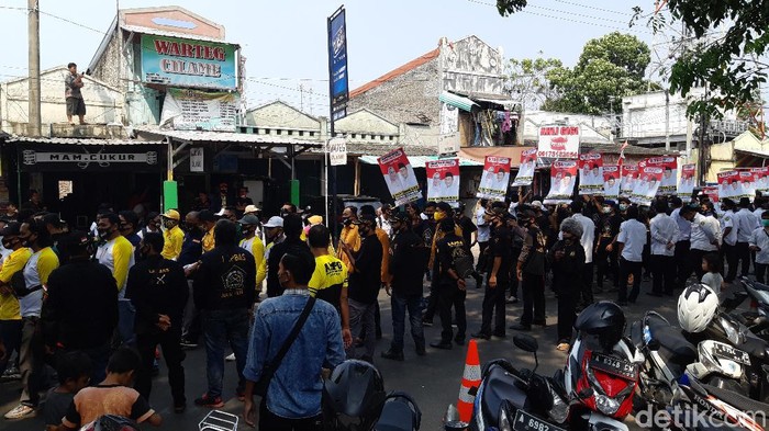 Adik atut daftar ke kpu serang disambut massa pendekar