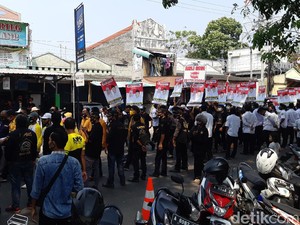 Daftar ke KPU Kabupaten Serang, Ratu Tatu Bawa Massa Pendekar