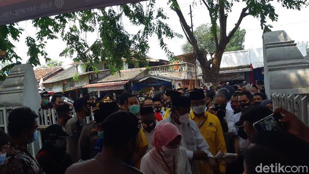 Adik atut daftar ke kpu serang disambut massa pendekar