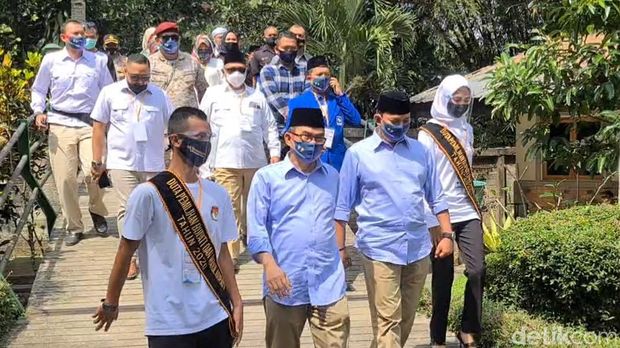 Adjo-Iman daftar ke KPU Sukabumi