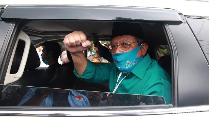Ketua DPD Partai Golkar Tangsel, Airin Rachmi Diany mendampingi pasangan Benyamin Davnie dan Pilar Saga Ikhsan  mendaftar sebagai bakal calon wali kota ke KPU Tangerang Selatan, Banten, Sabtu (5/9/2020). Airin yang saat ini menjabat sebagai Wali Kota Tangsel akan mengakhiri masa jabatannya selama 2 periode. Sementara Benyamin saat ini menjabat sebagai Wakil Wali Kota Tangsel. Sementara Pilar Saga merupakan putra dari Bupati Serang Ratu Tatu Chasanah.