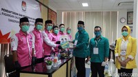 Airin Rachmi Diany selaku Ketua DPD Partai Golkar Kota Tangsel turut mendampingi proses pendaftaran di KPU Tangsel.