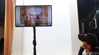 Pendukung Benyamin Davnie-Pilar Saga menyaksikan proses pendaftaran lewat layar monitor di luar ruangan.