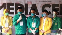 Benyamin saat ini menjabat sebagai Wakil Wali Kota Tangsel. Sementara Pilar Saga merupakan putra dari Bupati Serang Ratu Tatu Chasanah.