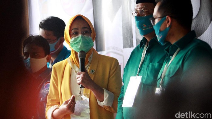 Ketua DPD Partai Golkar Tangsel, Airin Rachmi Diany mendampingi pasangan Benyamin Davnie dan Pilar Saga Ikhsan  mendaftar sebagai bakal calon wali kota ke KPU Tangerang Selatan, Banten, Sabtu (5/9/2020). Airin yang saat ini menjabat sebagai Wali Kota Tangsel akan mengakhiri masa jabatannya selama 2 periode. Sementara Benyamin saat ini menjabat sebagai Wakil Wali Kota Tangsel. Sementara Pilar Saga merupakan putra dari Bupati Serang Ratu Tatu Chasanah.