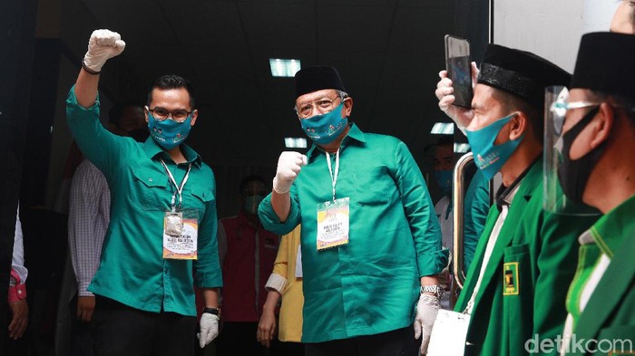 Ketua DPD Partai Golkar Tangsel, Airin Rachmi Diany mendampingi pasangan Benyamin Davnie dan Pilar Saga Ikhsan  mendaftar sebagai bakal calon wali kota ke KPU Tangerang Selatan, Banten, Sabtu (5/9/2020). Airin yang saat ini menjabat sebagai Wali Kota Tangsel akan mengakhiri masa jabatannya selama 2 periode. Sementara Benyamin saat ini menjabat sebagai Wakil Wali Kota Tangsel. Sementara Pilar Saga merupakan putra dari Bupati Serang Ratu Tatu Chasanah.