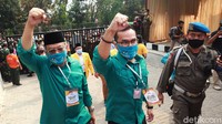 Benyamin Davnie-Pilar Saga kompak mengepalkan tangannya saat tiba di KPU Tangsel.
