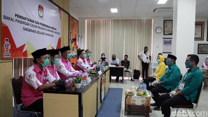 Airin Kawal Benyamin-Pilar Saga Daftar Calon Wali Kota ke KPU Tangsel Ketua DPD Partai Golkar Tangsel, Airin Rachmi Diany mendampingi pasangan Benyamin Davnie dan Pilar Saga Ikhsan mendaftar sebagai bakal calon wali kota ke KPU Tangerang Selatan, Banten, Sabtu (5/9/2020). Airin yang saat ini menjabat sebagai Wali Kota Tangsel akan mengakhiri masa jabatannya selama 2 periode. Sementara Benyamin saat ini menjabat sebagai Wakil Wali Kota Tangsel. Sementara Pilar Saga merupakan putra dari Bupati Serang Ratu Tatu Chasanah.