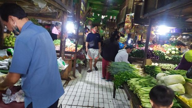 Banyak yang abai protokol kesehatan COVID-19 di Pasar Grogol, pasar grogol