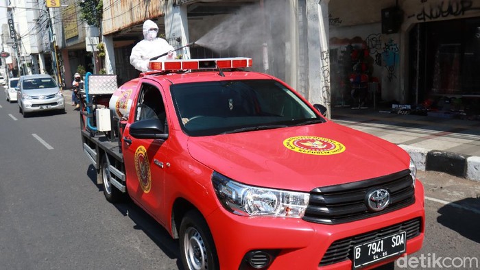 BIN lakukan penyemprotan disinfektan di jalanan bandung