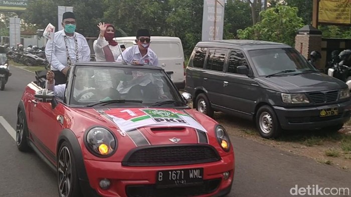 Bupati petahana Asip Kholbihi berpasangan dengan Sumarwati mendaftar Pilkada Pekalongan, Sabtu (5/9/2020).