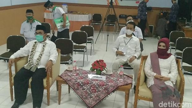 Bupati petahana Asip Kholbihi berpasangan dengan Sumarwati mendaftar Pilkada Pekalongan, Sabtu (5/9/2020).