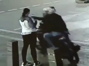 Detik-detik Wanita Dijambret di Trotoar Jalan Sudirman