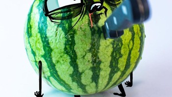 Ide objek buah-buahan ini terinspirasi saat ia membayangkan bagaimana peraasaan mereka saat dipotong-potong, ditusuk pisau hingga digigit manusia. Foto: Instagram/albertoarni