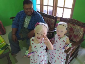 Bikin Kesengsem! 2 Bocah Kembar Bule Cantik Asal Wonogiri