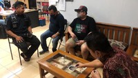 Saat ditangkap, Donny tampak mengenakan kaos hitam, topi, dan kacamata. Dia juga memakai masker.