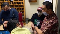 Penangkapan dilakukan oleh tim Intelijen Kejaksaan Agung bersama Tim Kejati DKI Jakarta dan Kejari Jakarta Pusat. 
