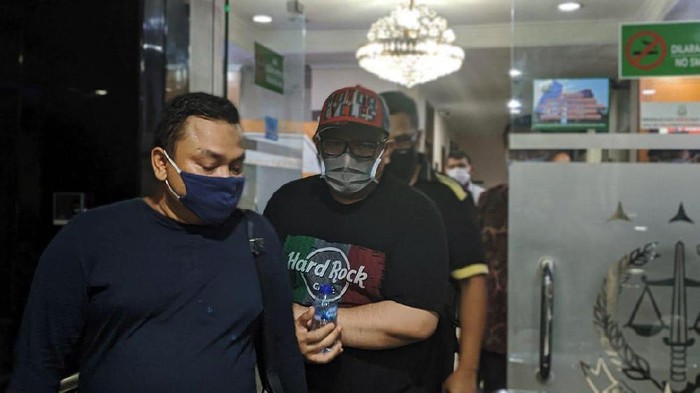 Eks Direktur Utama PT TransJakarta (TransJ) Donny Andy S Saragih ditangkap kejaksaan, Jumat (4/9/2020) malam. Donny ditangkap lantaran beberapa kali mangkir dari panggilan eksekusi jaksa terkait vonis perkara penipuan.