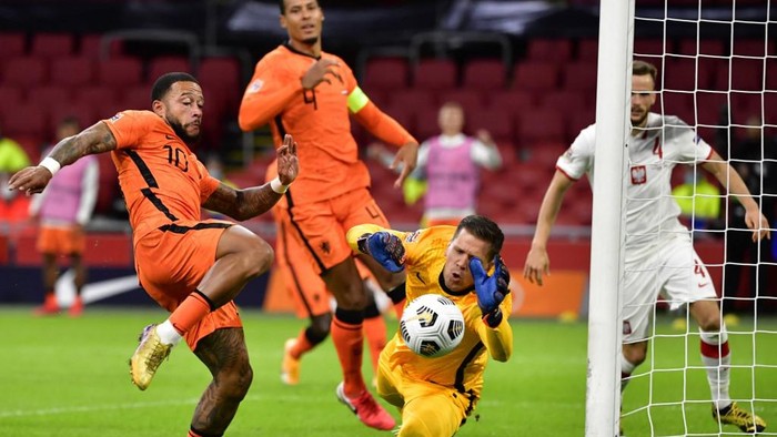 FBL-EUR-NATIONS-NED-POL Polands goal keeper Bartlomiej Dragowski (R) stops the ball in front of Dutchs forward Memphis Depay (L) during the UEFA Nations League football match between Netherlands and Poland at the Johan Cruijff Arena stadium, in Amsterdam, on September 4, 2020. (Photo by JOHN THYS / AFP)