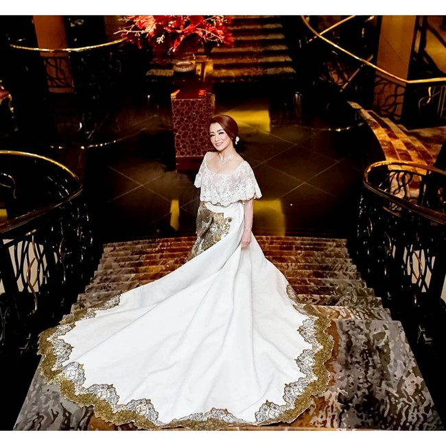 Bak putri raja, ibu dua anak tersebut muncul dalam balutan gaun putih dengan siluet ball-gown yang megar. (Foto: Instagram/@rezaartameviaofficial)