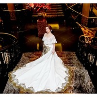 Bak putri raja, ibu dua anak tersebut muncul dalam balutan gaun putih dengan siluet ball-gown yang megar. (Foto: Instagram/@rezaartameviaofficial)