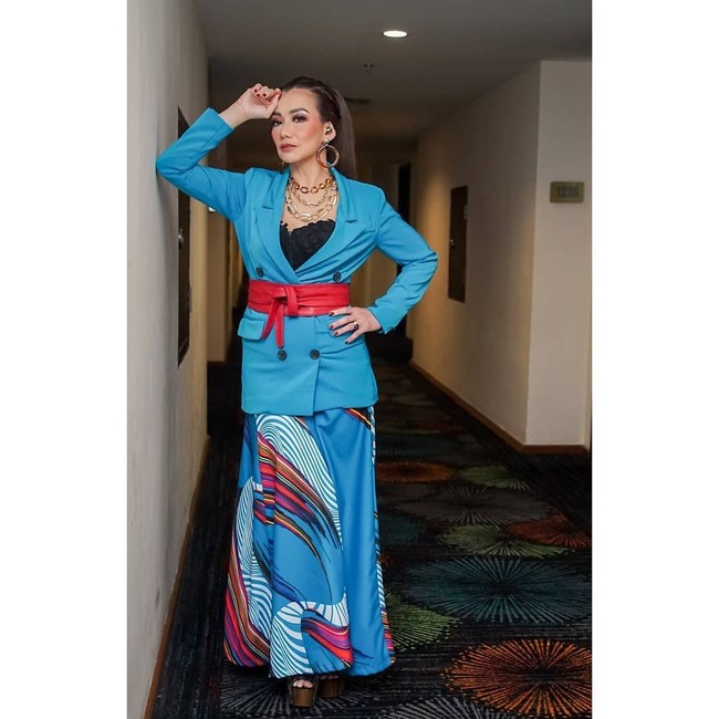 Saat ditanya lebih lanjut, Yusri belum mau membeberkannya. Menurutnya, penyidik saat ini masih memeriksa Reza Artamevia. Namun Yusri menyebut penyanyi yang populer di era 1990-an itu  ditangkap karena narkoba. Kasus narkoba, ujarnya. (Foto: Instagram/@rezaartameviaofficial)