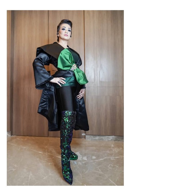 Reza Artamevia mencoba mencuri perhatian dengan busana hitam yang dihiasi pita hijau berukuran jumbo ini. (Foto: Instagram/@rezaartameviaofficial)