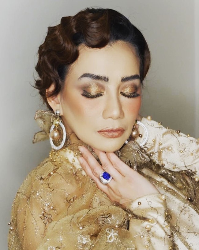 Seperti diberitakan sebelumnya, Reza Artamevia ditangkap atas dugaan kasus narkoba. Saat ini dia diperiksa di Polda Metro Jaya. Iya, betul, kata Kabid Humas Polda Metro Jaya Kombes Yusri Yunus saat dihubungi detikcom, Sabtu (5/9/2020). (Foto: Instagram/@rezaartameviaofficial)